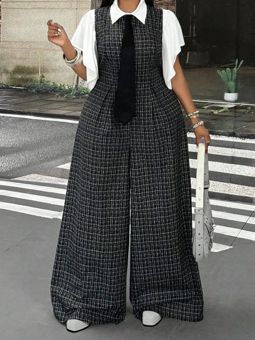Black And White Elegant Women's Wide Leg Jumpsuit & Puff Sleeve Blouse Set - Picture 4 of 6